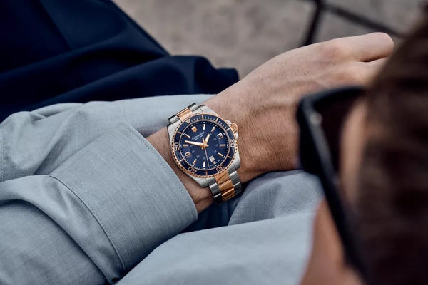 Reloj Victorinox Maverick SSGolden Blue 43mm 241950